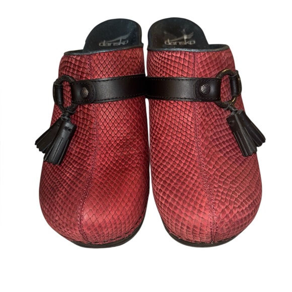 Red Textured Women's Clogs - Picture 6 of 7